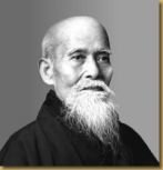 Portrait de maître Morihei Ueshiba, âgé, à la longue barbe blanche.